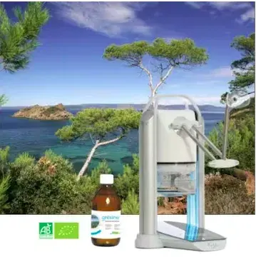 L'appareil Bol d'Air Jacquier et son flacon d'Orésine, devant un paysage de pins en bord de mer